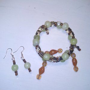 Handmade memory wire bracelet and matching earrings
